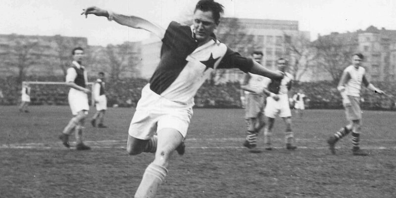 Josef Bican: Huyền thoại ghi bàn với tốc độ và hiệu suất đáng kinh ngạc.